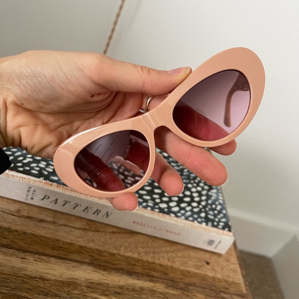 Pink oval sunglasses - Picture 3 of 6